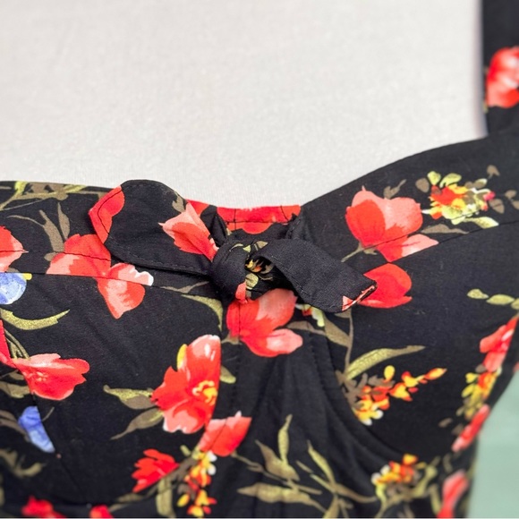 Cropped corset style floral tank with sweetheart neckline and bow detail. - Picture 3 of 7